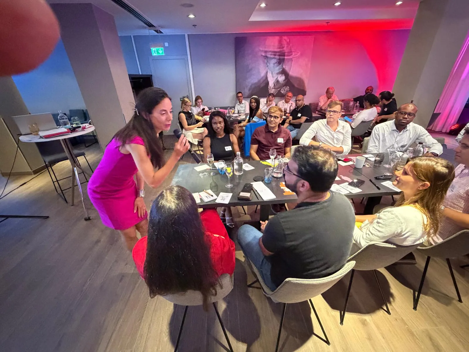 Keynote speaker in dialogue with guests at their table