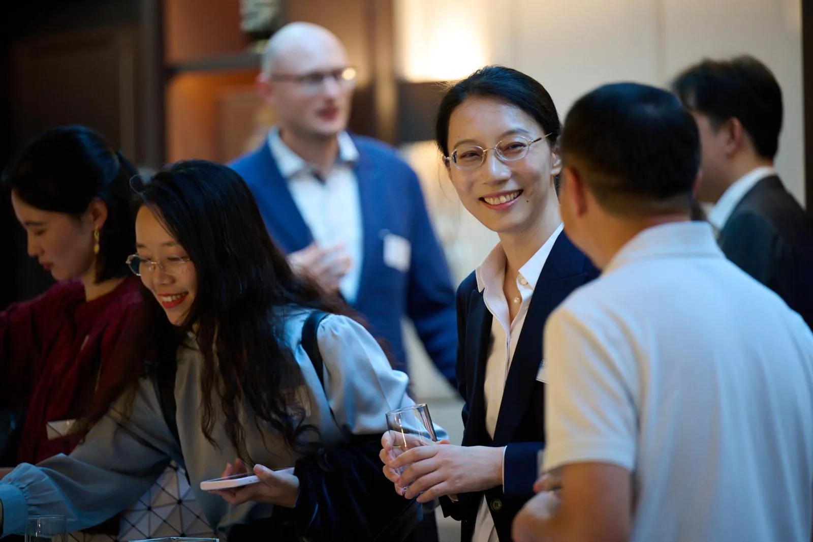 Gäste im Gespräch beim Networking-Empfang