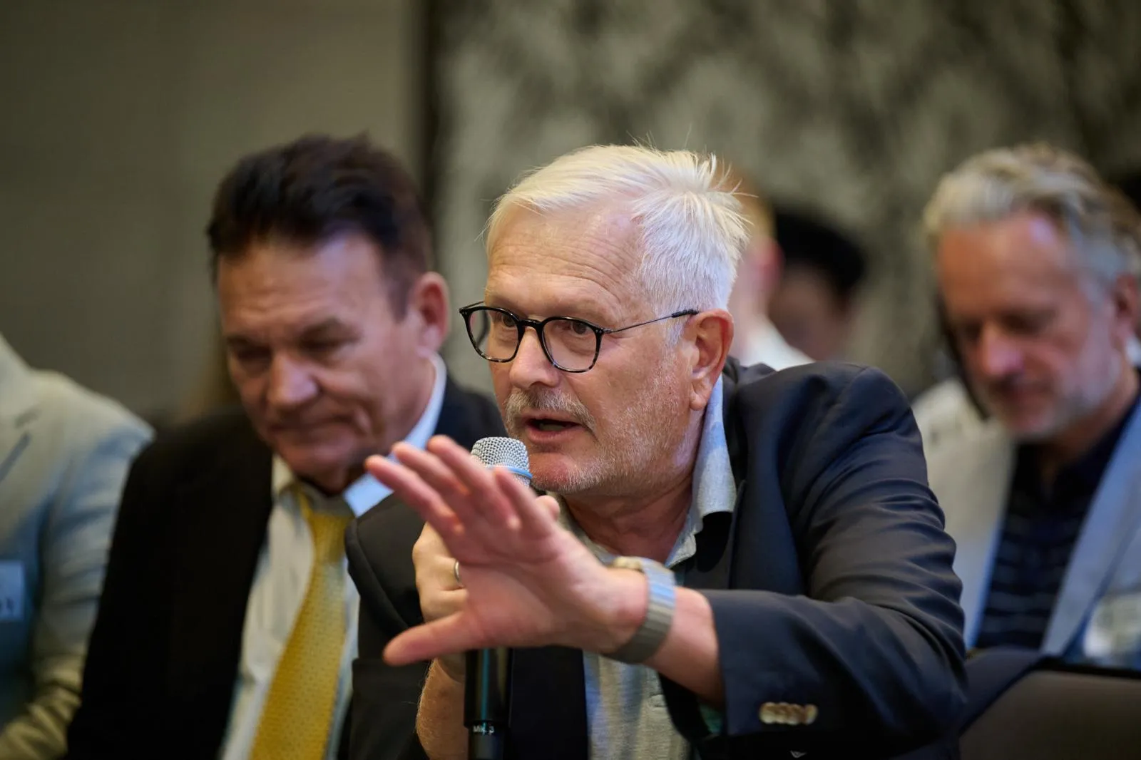 Ein Gast mit Mikrofon während der Publikumsrunde