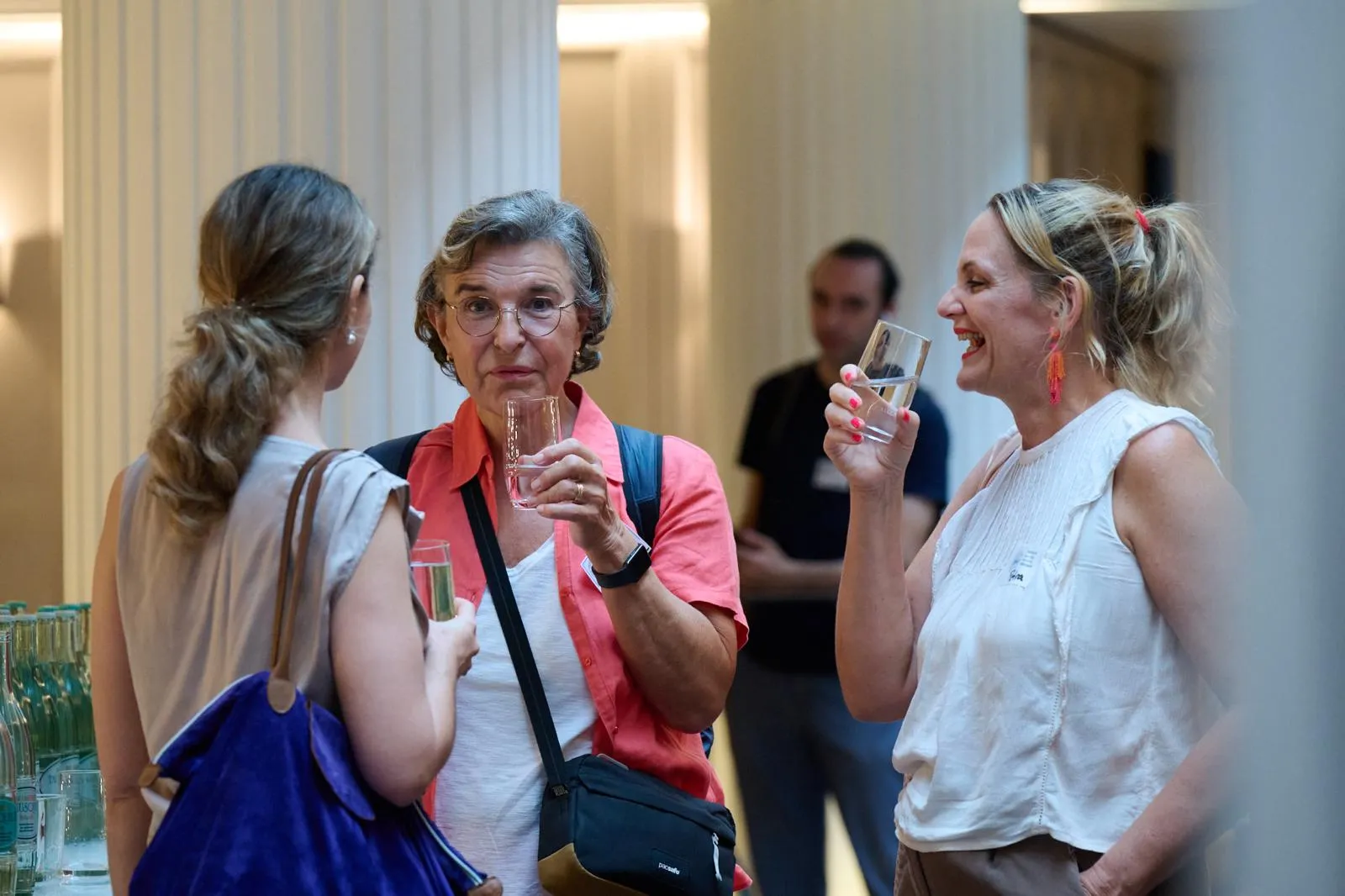 Gäste mit Getränken beim Networking-Empfang