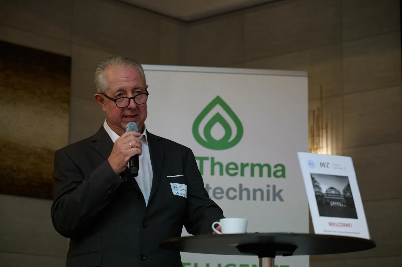 Begrüßung am Mikrofon vor dem Publikum